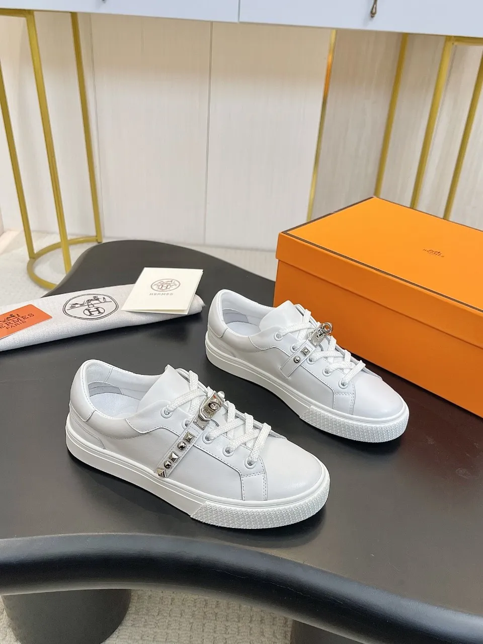 Men's Men's Shoes💰620❤️❤️❤️HERMES 2021 latest Kelly buckle white sneakers are online! The highest version on the market! Purchasing level quality! The H family rarely produces flat casual shoes, and they are styled with classic palladium-plated Kelly shoe buckles! Create a fashionable urban look that perfectly embodies the noble and elegant style of Hermès! Material selection: Fabric imported cowhide, lining + foot pads imported sheepskin, original molded TPU outsole, heavy gold molded kelly buckle full of texture Size: Female: 35-41 (41 is not returnable) Male: 39-45 (45 is not returnable)